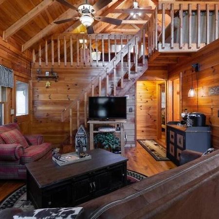 ブルーリッジ山脈 Mountain Time Cabin, Hot Tub, Fire Pit, Fireplaceヴィラ エクステリア 写真