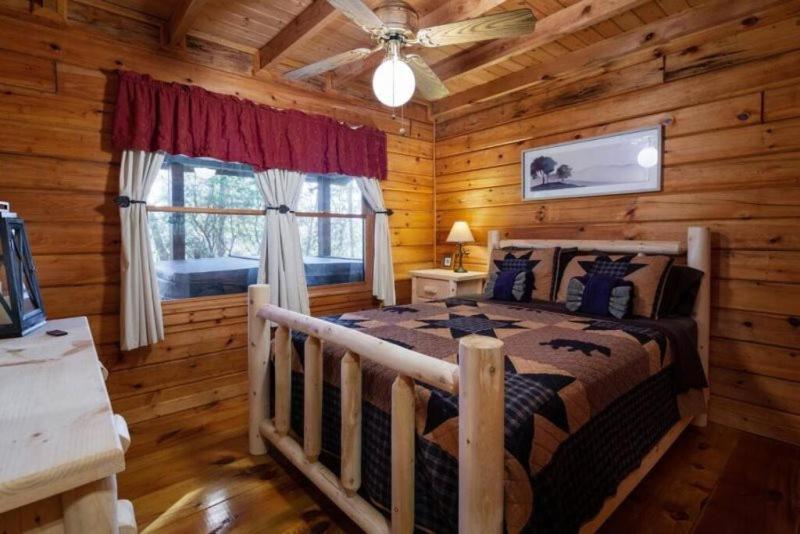 ブルーリッジ山脈 Mountain Time Cabin, Hot Tub, Fire Pit, Fireplaceヴィラ エクステリア 写真