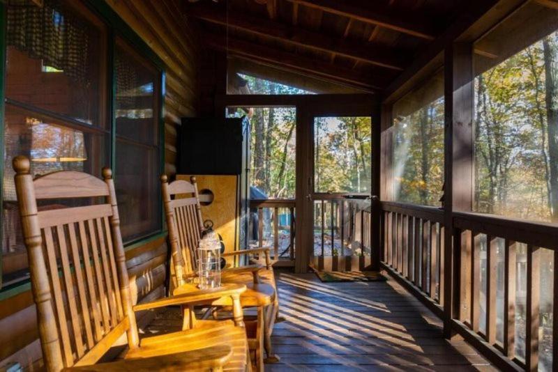 ブルーリッジ山脈 Mountain Time Cabin, Hot Tub, Fire Pit, Fireplaceヴィラ エクステリア 写真