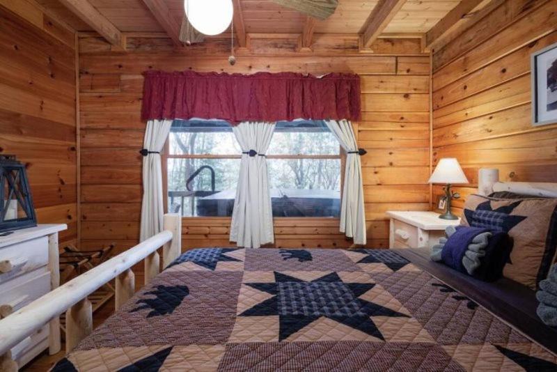 ブルーリッジ山脈 Mountain Time Cabin, Hot Tub, Fire Pit, Fireplaceヴィラ エクステリア 写真