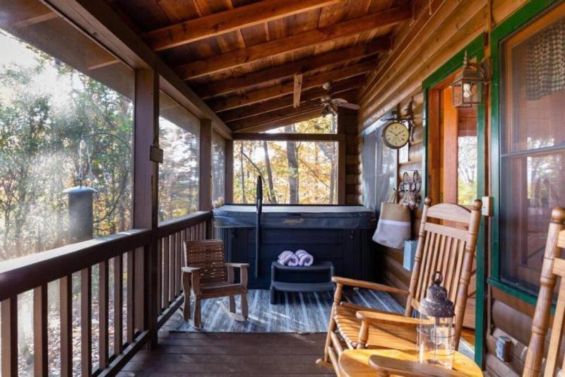 ブルーリッジ山脈 Mountain Time Cabin, Hot Tub, Fire Pit, Fireplaceヴィラ エクステリア 写真